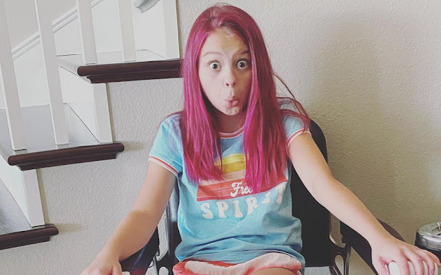 General Hospital’s Scarlett Fernandez Dyes Her Hair PINK!