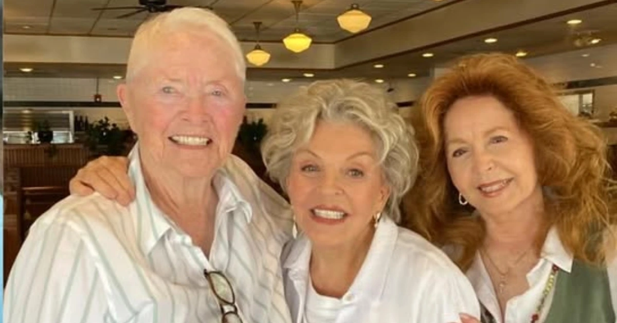 Susan Flannery moving to Australia. She reunites with Susan Seaforth Hayes and Suzanne Rogers before leaving